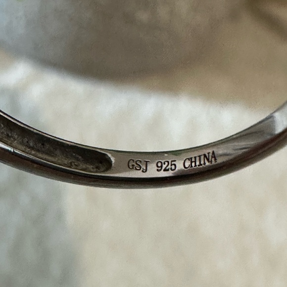 Two Large Pearl Rings With Unique Crown Setting With Green Accents. Both Size 8. - Picture 6 of 6